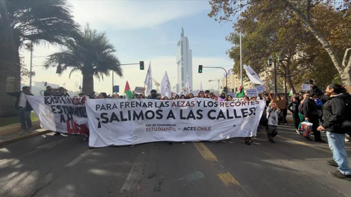 Estudiantes de Chile marchan contra recortes sociales del Gobierno de Kast